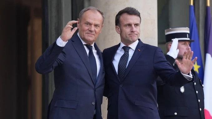 Thủ tướng Ba Lan Donald Tusk (trái) và Tổng thống Pháp Emmanuel Macron.