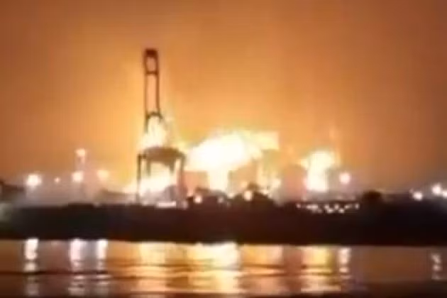 Trung tâm sản xuất LNG toàn cầu, ở Ras Laffan, Qatar, chìm trong biển lửa, sau cuộc tấn công quy mô lớn của Iran, ngày 18/3/2026.