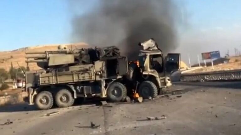 Một hệ thống Pantsir-S của quân đội Syria bị phe đối lập phá hủy.