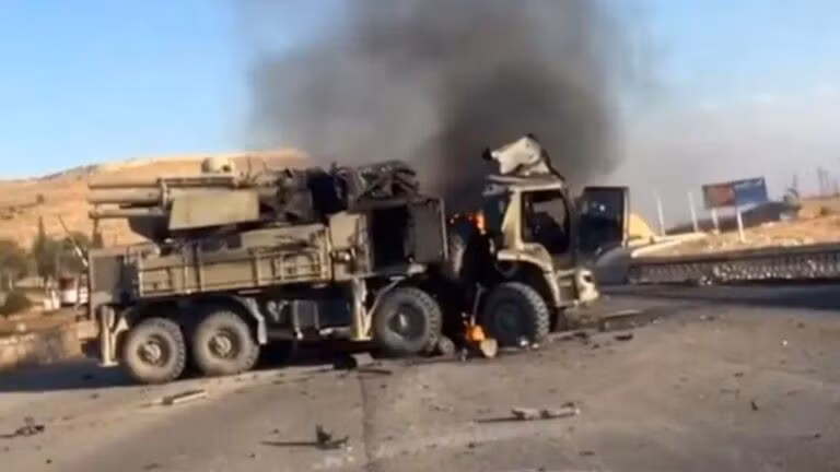 Một hệ thống Pantsir-S của quân đội Syria bị phe đối lập phá hủy.