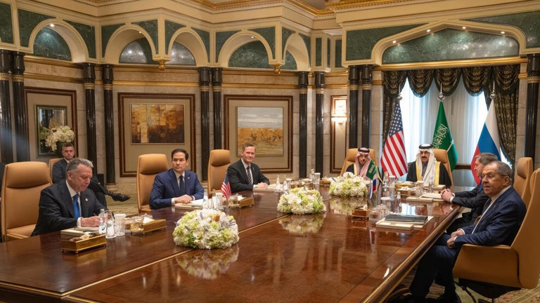 Các đại biểu Mỹ, Ả Rập Xê Út và Nga tại Cung điện Diriyah ở Riyadh, ngày 18/2/2025.