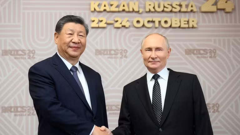 Tổng thống Nga Vladimir Putin (phải) gặp nhà lãnh đạo Trung Quốc Tập Cận Bình tại Hội nghị thượng đỉnh BRICS ở Kazan, Nga, ngày 22/10/2024