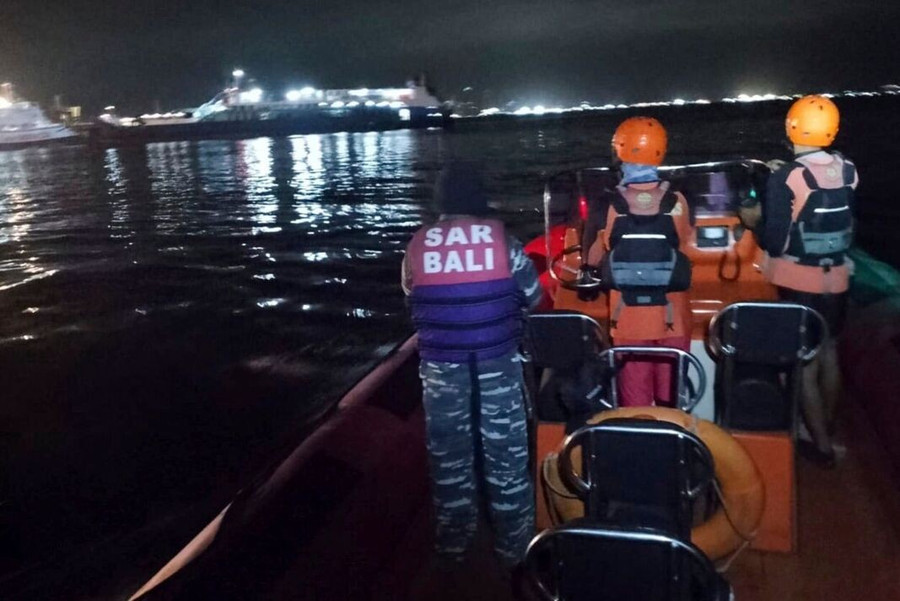 Có 65 người trên một chiếc phà chở khách khi nó bị chìm ngoài khơi bờ biển Bali, Indonesia, tối ngày 2/7/2025.