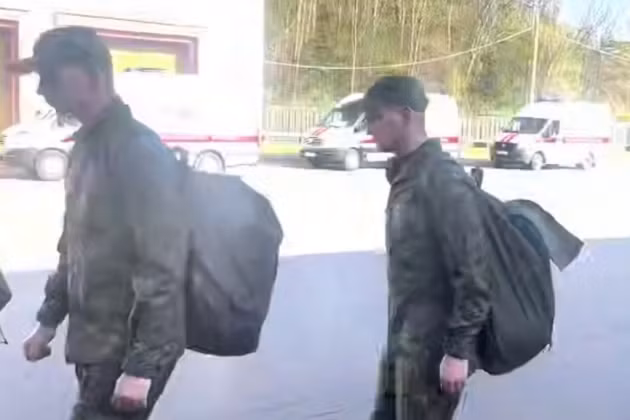 Nga, Ukraine tiến hành trao đổi tù binh chiến tranh lớn nhất, ngày 19/4/2025.