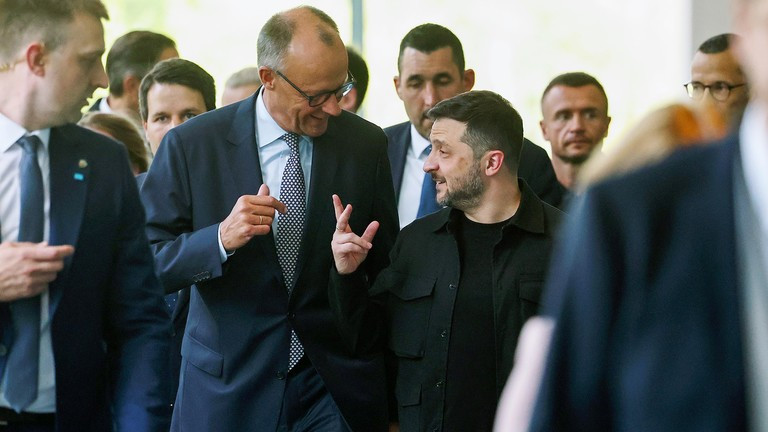 Thủ tướng Đức Friedrich Merz (trái) và Tổng thống Ukraine Vladimir Zelensky.