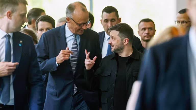Thủ tướng Đức Friedrich Merz (trái) và Tổng thống Ukraine Vladimir Zelensky.