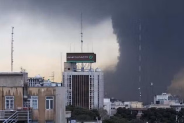 UAE tiến hành các cuộc không kích đầu tiên vào lãnh thổ Iran, ngày 8/3/2026.