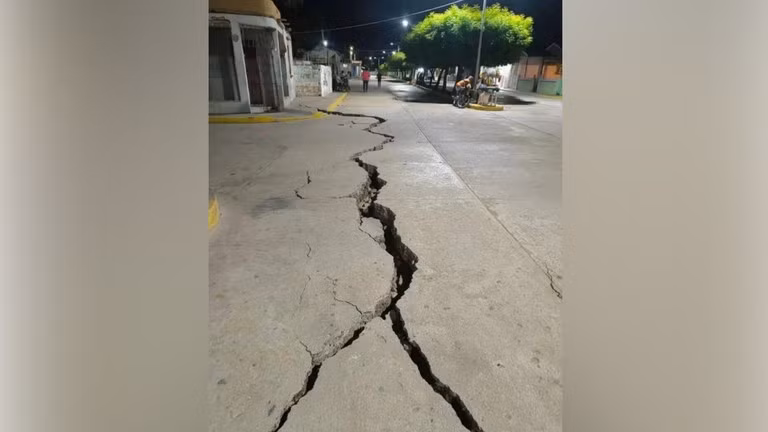 Đường sá bị hư hại do động đất ở Venezuela, ngày 25/9/2025.