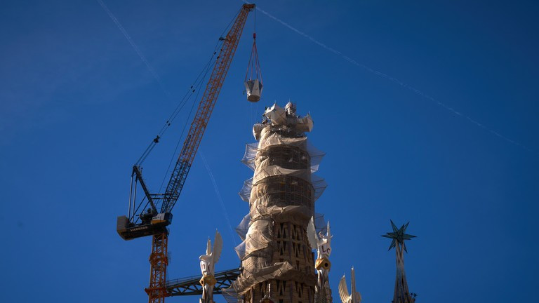 Cánh tay trên của cây thánh giá đang được nâng lên Tháp Chúa Giêsu Kitô tại nhà thờ Sagrada Familia, Barcelona, ngày 20/2/2026.
