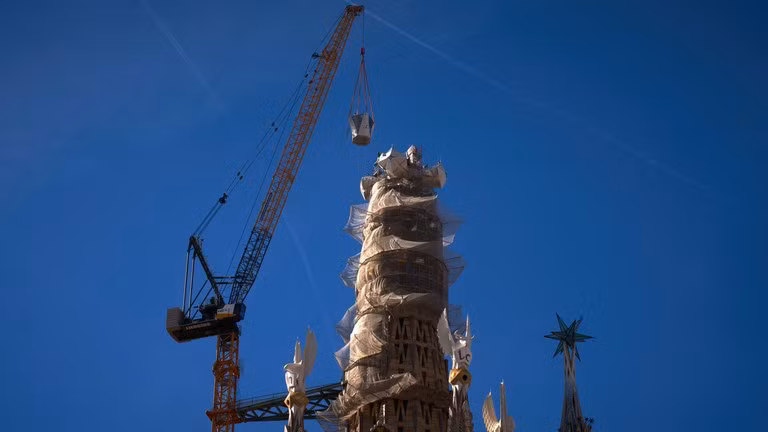 Cánh tay trên của cây thánh giá đang được nâng lên Tháp Chúa Giêsu Kitô tại nhà thờ Sagrada Familia, Barcelona, ngày 20/2/2026.