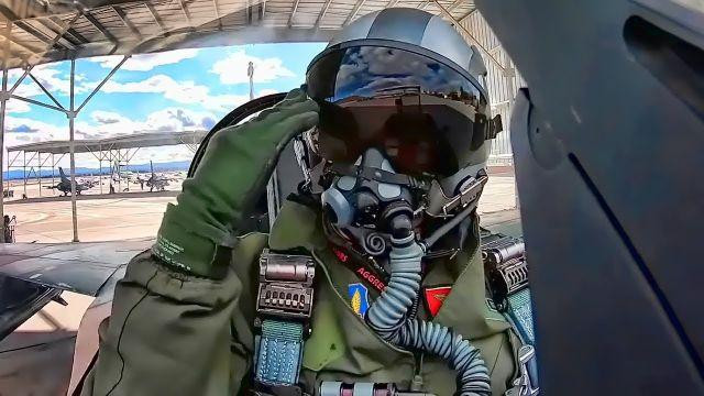 Một phi công Ukraine trên chiến đấu cơ F-16