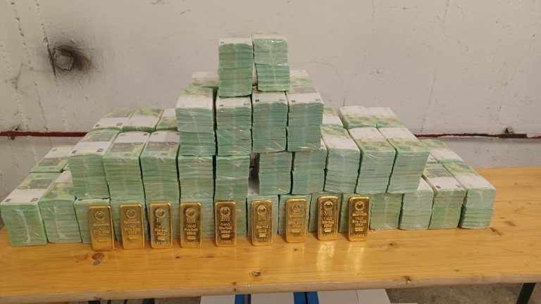 Tiền mặt và vàng bị Hungary thu giữ bị nghi ngờ liên quan đến đường dây rửa tiền của Ukraine.