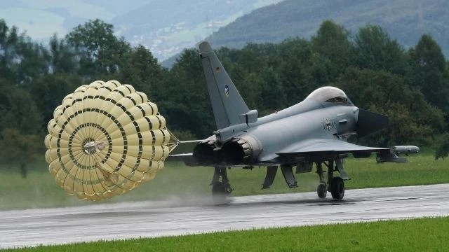 Máy bay chiến đấu Eurofighter Typhoon của Không quân Hoàng gia.