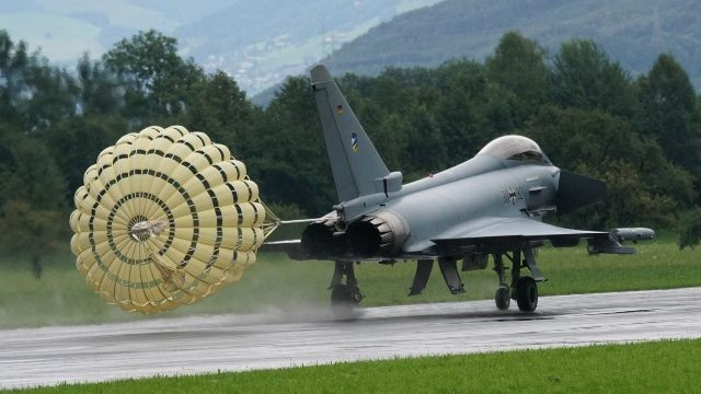 Máy bay chiến đấu Eurofighter Typhoon của Không quân Hoàng gia.