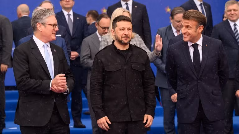 Thủ tướng Anh Keir Starmer (trái), Tổng thống Ukraine Vladimir Zelensky (giữa) và Tổng thống Pháp Emmanuel Macron.