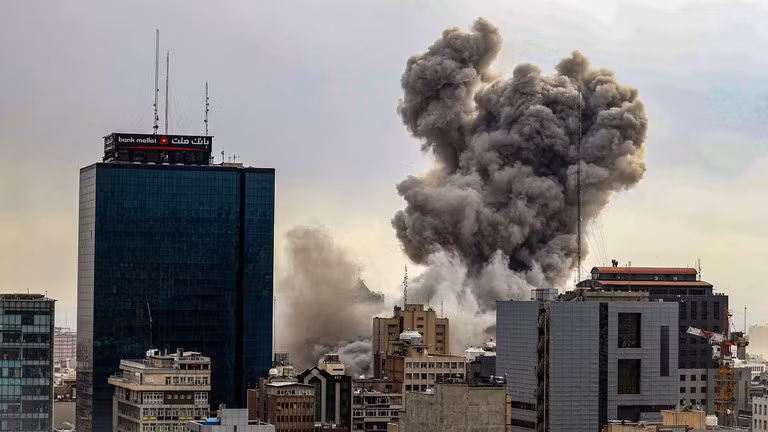 Những cột khói đen bốc cao sau cuộc tấn công của Mỹ và Israel nhằm vào thủ đô Tehran, Iran.