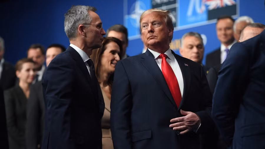 Tổng thống Mỹ Donald Trump (phải) và Cựu Tổng thư ký NATO Jens Stoltenberg.