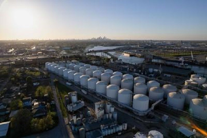 Giá dầu vượt mốc 105 USD/thùng khi cuộc chiến ở Iran bước sang tuần thứ ba.