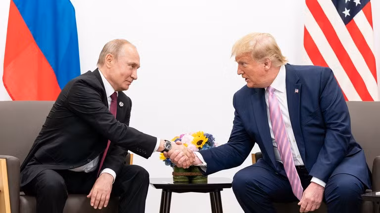 Tổng thống Nga Vladimir Putin gặp ông Donald Trump bên lề Hội nghị thượng đỉnh G20 tại Osaka, Nhật Bản, ngày 28/6/2019.