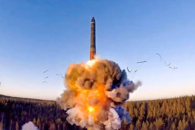 Nga sẵn sàng sử dụng hệ thống tên lửa Oreshnik mới nhất để tấn công đáp trả Kiev.