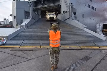 Mỹ bốc dỡ các thiết bị vũ khí hạng nặng tại cảng Gdynia, Ba Lan, ngày 3/1/2025.