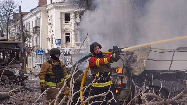 Lính cứu hỏa dập tắt đám cháy sau cuộc tấn công bằng tên lửa của Nga vào Sumy, Ukraine, ngày 13/4/2025.