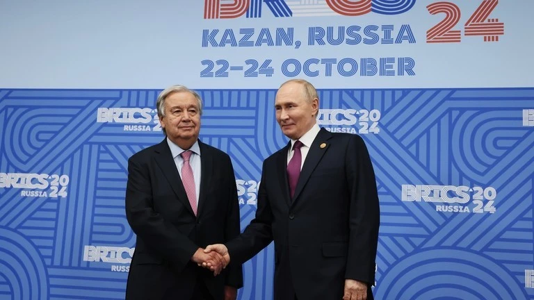 Tổng thư ký LHQ Antonio Guterres (trái) và Tổng thống Nga Vladimir Putin