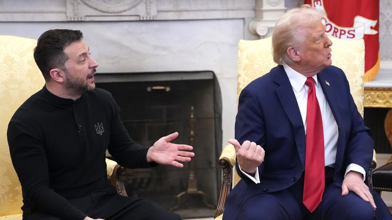 Tổng thống Mỹ Donald Trump (phải) và Tổng thống Ukraine Vladimir Zelensky tại Phòng Bầu dục, Nhà Trắng, Washington, DC, ngày 28/2/2025.