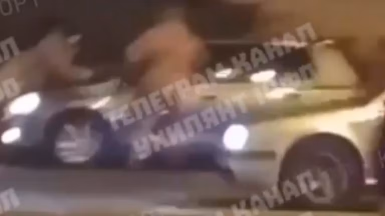 Một người lính nghĩa vụ tiềm năng của Ukraine chạy trốn khỏi một chốt chặn ở Kharkov.