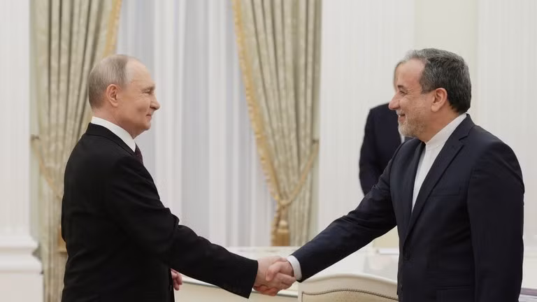 Tổng thống Nga Vladimir Putin (trái) và Ngoại trưởng Iran Abbas Araghchi.