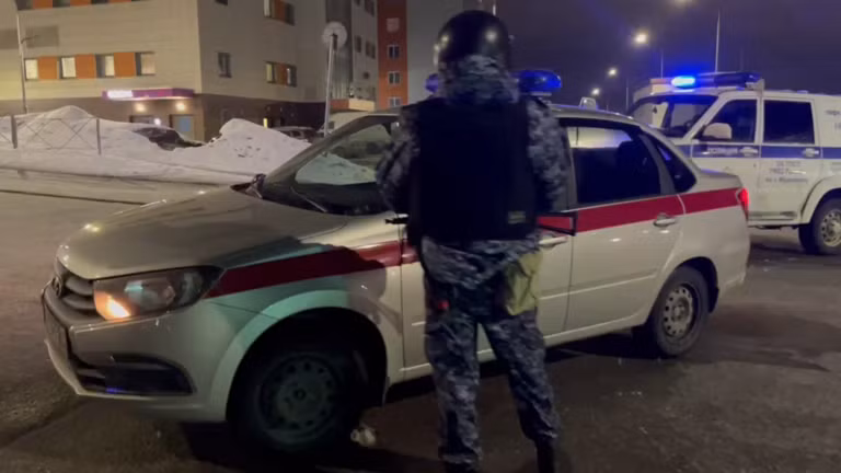 Cảnh sát được triển khai đến hiện trường vụ xả súng ở Murmansk, Nga, ngày 30/3/2025.