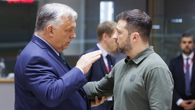 Thủ tướng Hungary Viktor Orban (trái) và Tổng thống Ukraine Vladimir Zelensky.