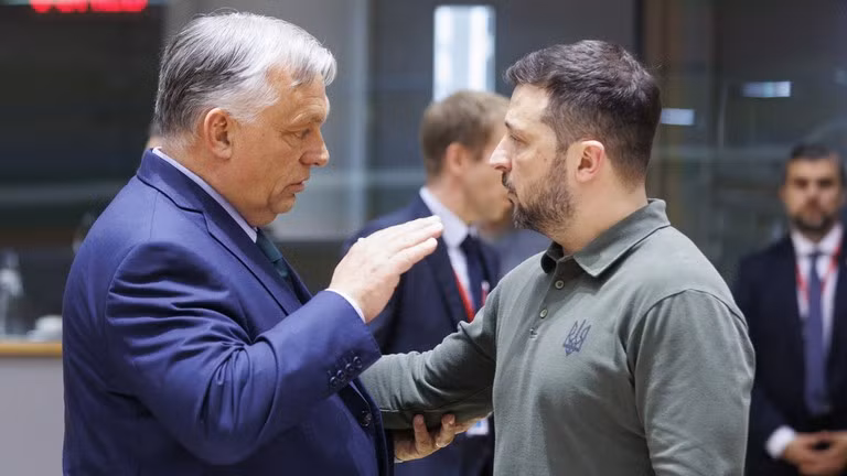 Thủ tướng Hungary Viktor Orban (trái) và Tổng thống Ukraine Vladimir Zelensky.