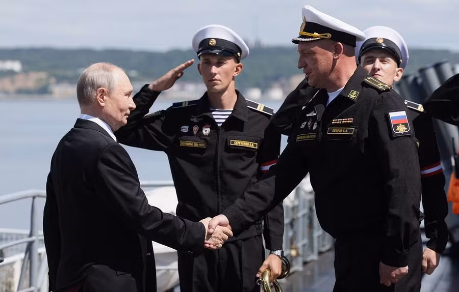 Tổng thống Nga Vladimir Putin gặp gỡ các thủy thủ trên tàu tuần dương tên lửa Varyag của Hạm đội Thái Bình Dương, ngày 12/8/2026.