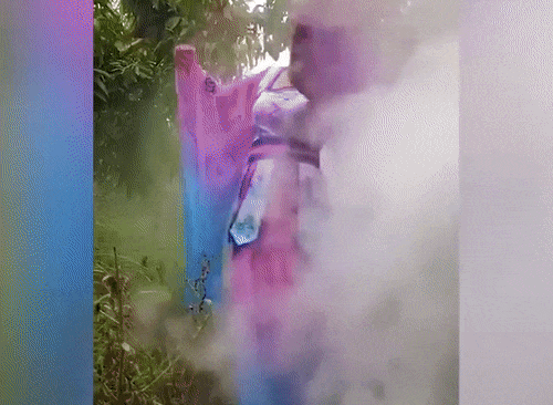 Làm gì mà nhả lắm khói thế. Làm gì mà nhả lắm khói thế.