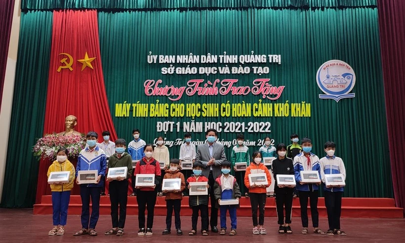 Lãnh đạo Sở GD&ĐT Quảng Trị trao tặng máy tính bảng cho học sinh hoàn cảnh khó khăn trong năm học 2021 - 2022. Ảnh: Đăng Đức. Lãnh đạo Sở GD&ĐT Quảng Trị trao tặng máy tính bảng cho học sinh hoàn cảnh khó khăn trong năm học 2021 - 2022. Ảnh: Đăng Đức.
