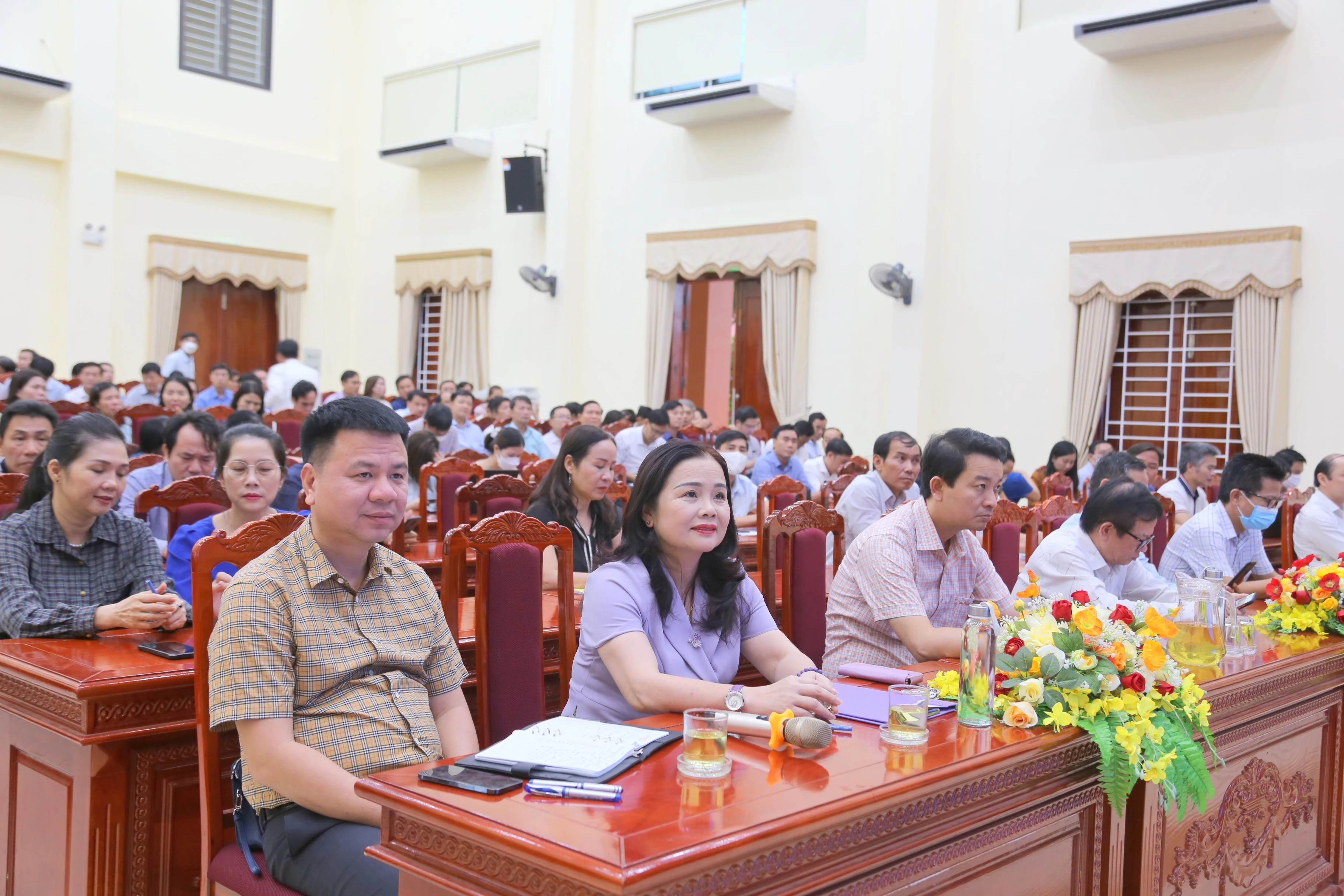 Nhà báo Triệu Ngọc Lâm - Tổng Biên tập Báo Giáo dục và Thời đại và TS Lê Thị Hương – Giám đốc Sở GD&amp;ĐT tỉnh Quảng Trị tham dự hội nghị.