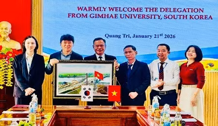 Trường THPT Triệu Phong (tỉnh Quảng Trị) và Trường Đại học Gimhae thống nhất nhiều nội dung hợp tác giáo dục. Ảnh: Chiếm Khang
