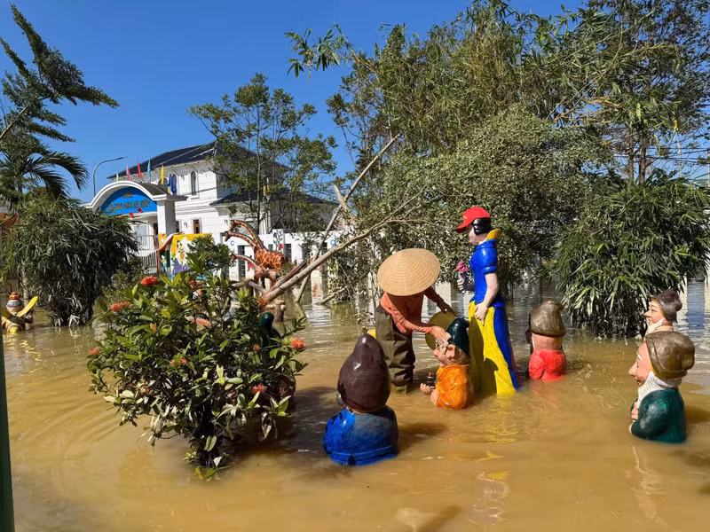 Tương tự, tại Trường Mầm non Trường Sơn (xã Đức Minh) do chưa có nước sạch, giáo viên dùng nước lũ lau dọn đồ chơi ngoài trời. img-0072.jpg