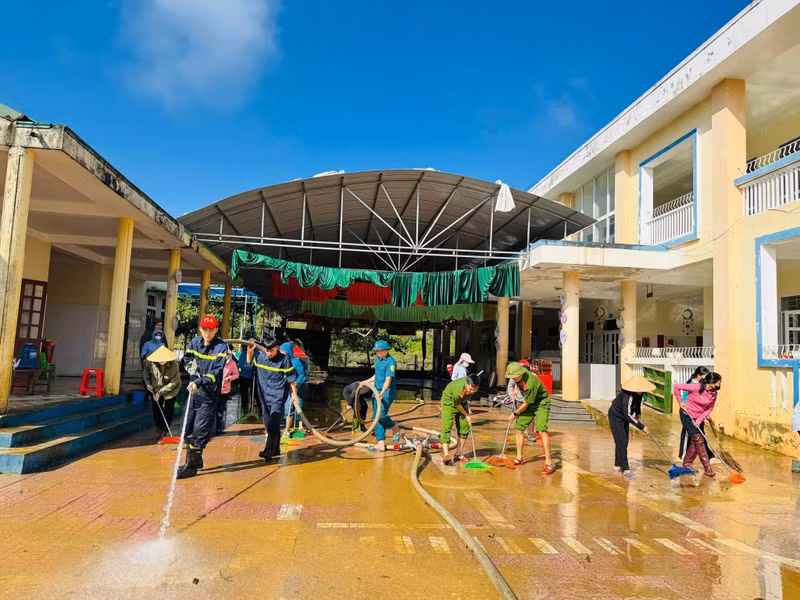 Lực lượng chức năng hỗ trợ dọn dẹp trường học sau mưa lũ. img-0067.jpg