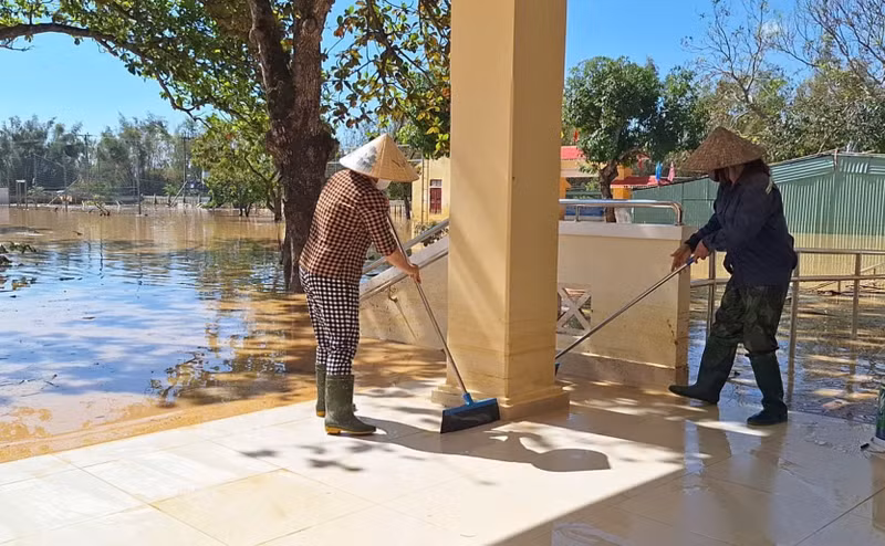 Sau bão, trong các phòng học Trường Tiểu học Tùng Châu bị ngập sâu khoảng 60cm trong phòng học.Còn tại sân trường chỗ sâu nhất là 1,5m. img-0055.jpg