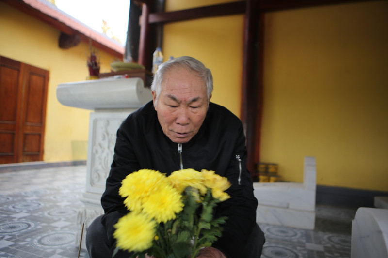 Vào ngày Rằm và mùng 1 Âm lịch hằng tháng, chủ tàu thuyền mang lễ vật như: Rượu, trầu cau, hoa quả, hương đến dâng, cầu mong sức khỏe, bình an và chuyến biển thuận lợi. img-5836.jpg