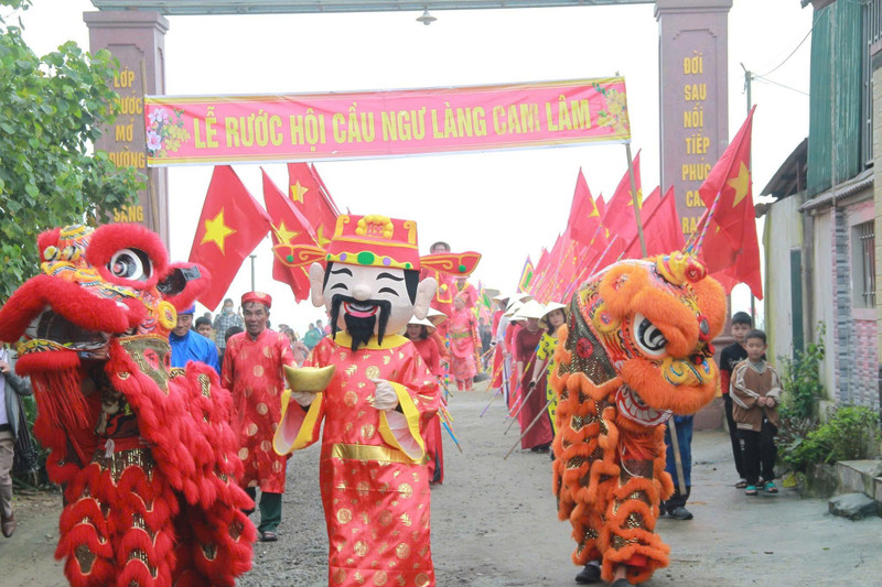 Đoàn rước linh vị thần với cờ phướn, kiệu, bát bửu, trống chiêng nối dài qua làng, anh-4-le-hoi-cau-ngu-cam-lam.jpg