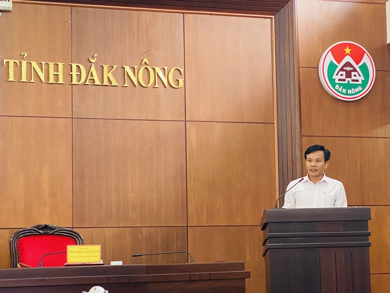 Thầy Nguyễn Bá Dũng - Hiệu trưởng Trường Tiểu học Kim Đồng (huyện Đắk Glong, tỉnh Đắk Nông) chia sẻ tâm tư, nguyện vọng với Bộ trưởng Bộ GD&ĐT. Thầy Nguyễn Bá Dũng - Hiệu trưởng Trường Tiểu học Kim Đồng (huyện Đắk Glong, tỉnh Đắk Nông) chia sẻ tâm tư, nguyện vọng với Bộ trưởng Bộ GD&ĐT.