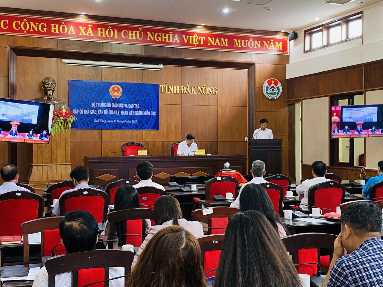 Cán bộ, giáo viên tỉnh Đăk Nông tham gia chương trình Bộ trưởng gặp gỡ nhà giáo. Cán bộ, giáo viên tỉnh Đăk Nông tham gia chương trình Bộ trưởng gặp gỡ nhà giáo.