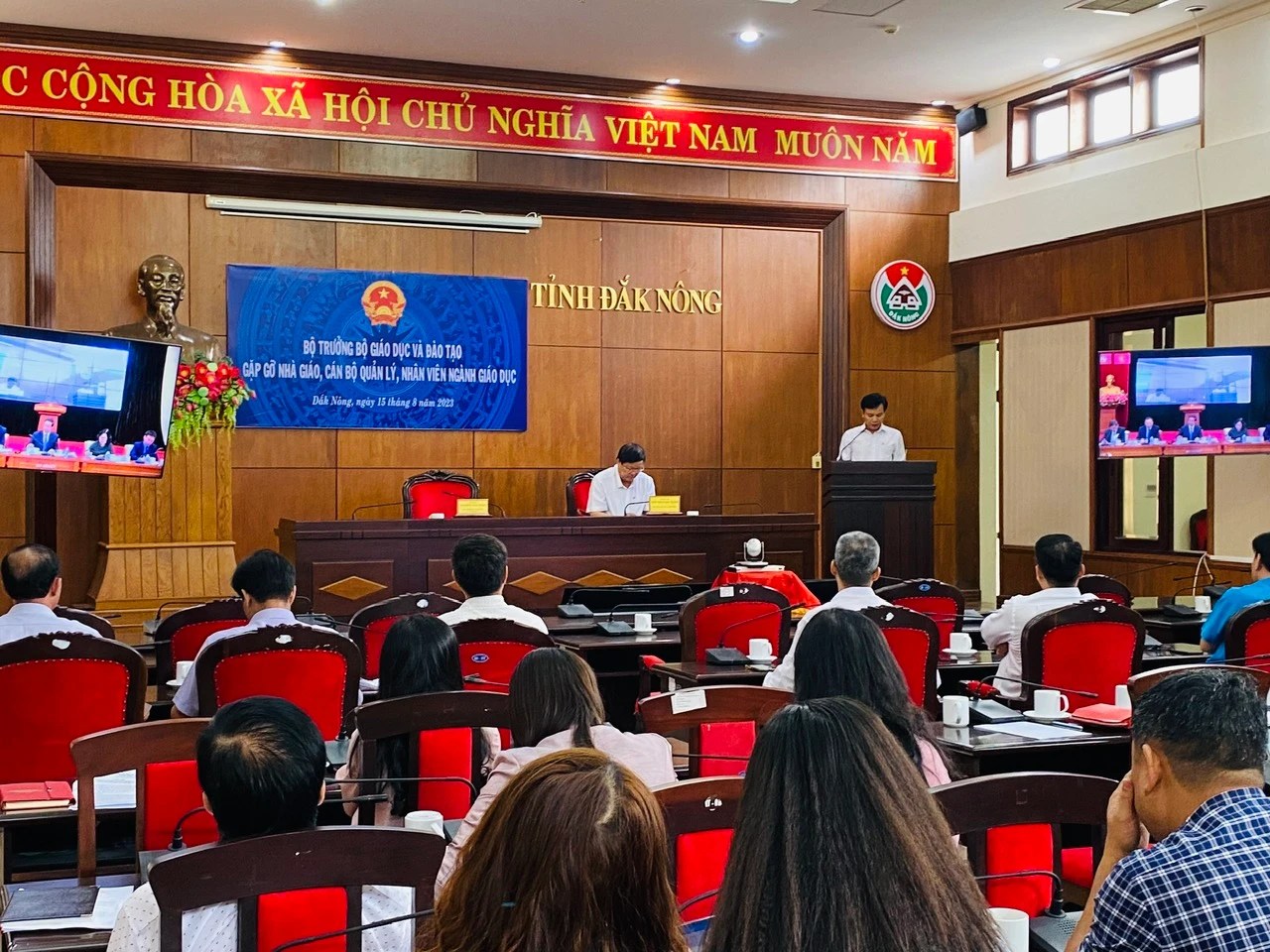 Cán bộ, giáo viên tỉnh Đăk Nông tham gia chương trình Bộ trưởng gặp gỡ nhà giáo. Cán bộ, giáo viên tỉnh Đăk Nông tham gia chương trình Bộ trưởng gặp gỡ nhà giáo.