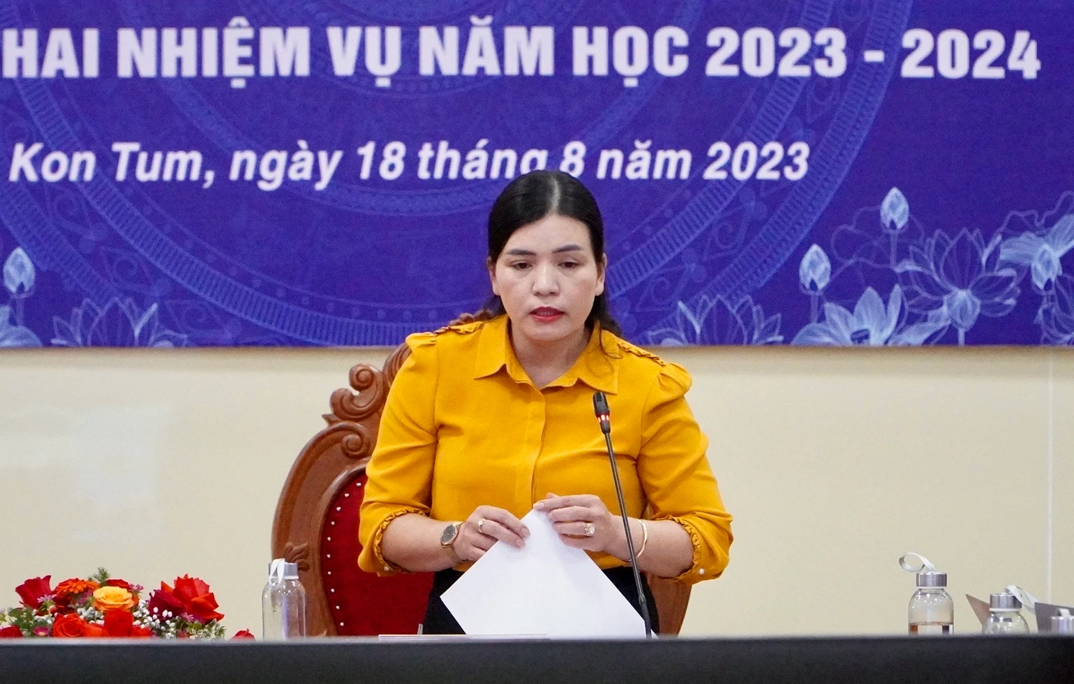 Bà Y Ngọc – Phó Chủ tịch UBND tỉnh Kon Tum phát biểu tham luận tại Hội nghị.