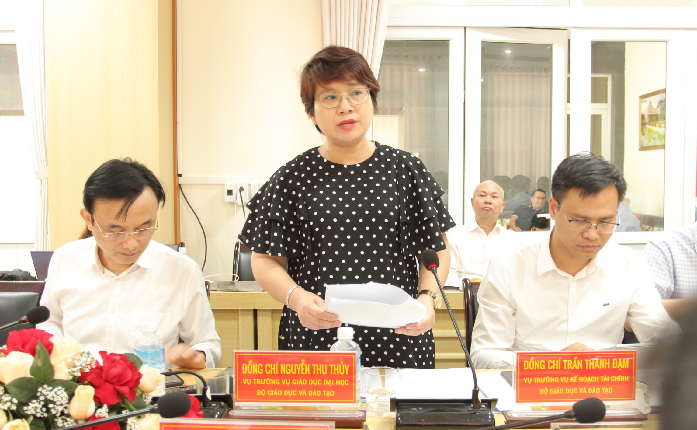 Vụ trưởng Vụ Giáo dục Đại học Nguyễn Thu Thuỷ trao đổi với Trường Đại học Tây Nguyên về việc đơn vị mong muốn mở ngành đào tạo tiếng DTTS.