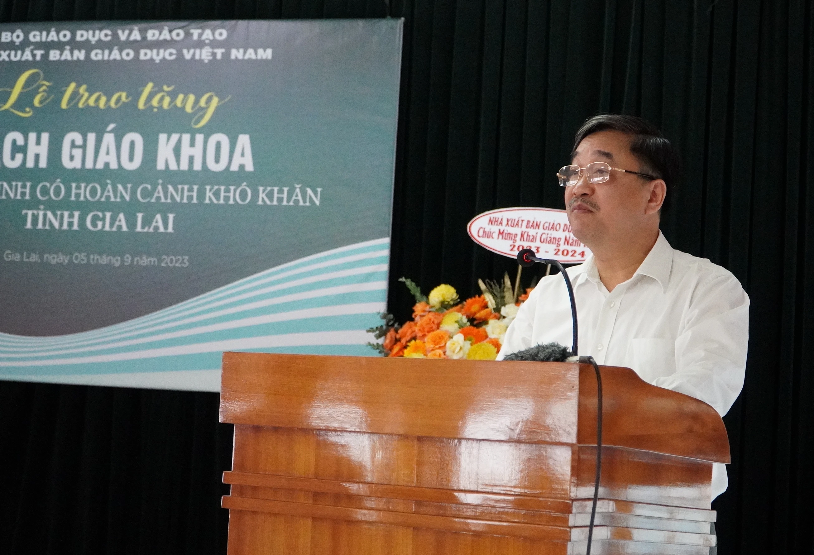 Ông Hoàng Lê Bách - Tổng Giám đốc Nhà xuất bản Giáo dục Việt Nam mong học sinh được nhận sách sẽ yêu quý, trân trọng và sử dụng những cuốn sách thật hữu ích, giữ gìn cẩn thận để tặng lại cho các bạn ở lớp sau.