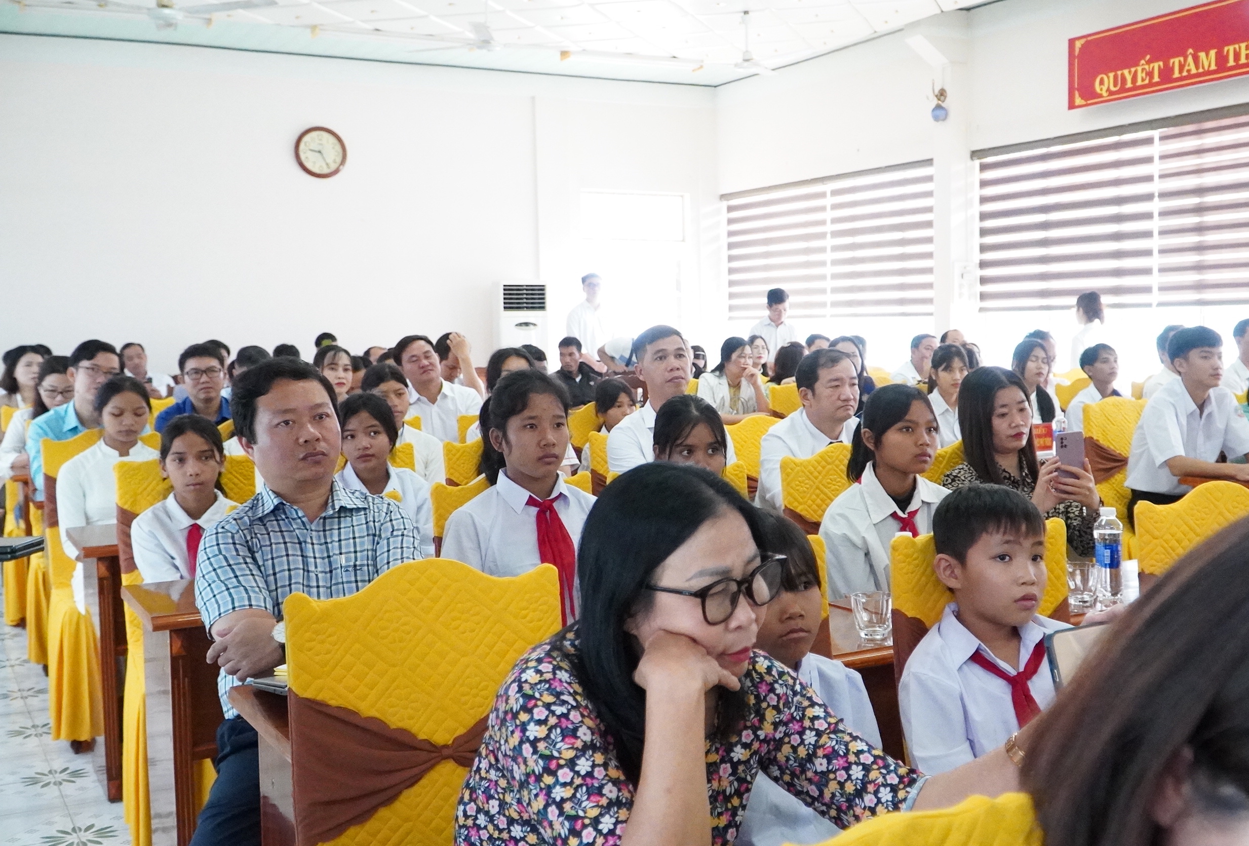 Giáo viên và học sinh của Gia Lai tham dự lễ tặng SGK.